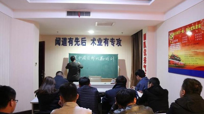 编程过程中会遇到各种难题，良好的心理素质有助于应对挑战。以下是一些建议：